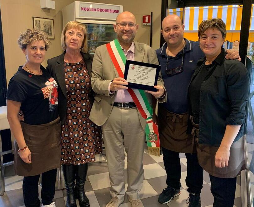 La consegna della targa da parte del sindaco Nicola Tesi e della vice sindaco Maria Grazia Baldi