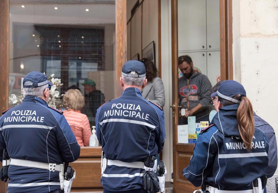 Lucca, sgomberati la macelleria e il bar. Ed è polemica