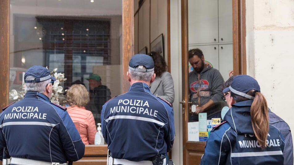 Lucca, sgomberati la macelleria e il bar. Ed è polemica
