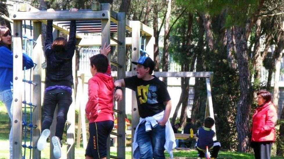 Bimba cade al parco, verifiche sui giochi