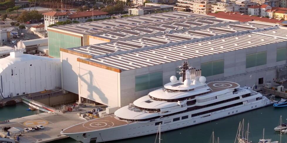 l maxi yacht che secondo alcuni appartiene a Putin in banchina (foto dal profilo X di Marina Pavchikh)