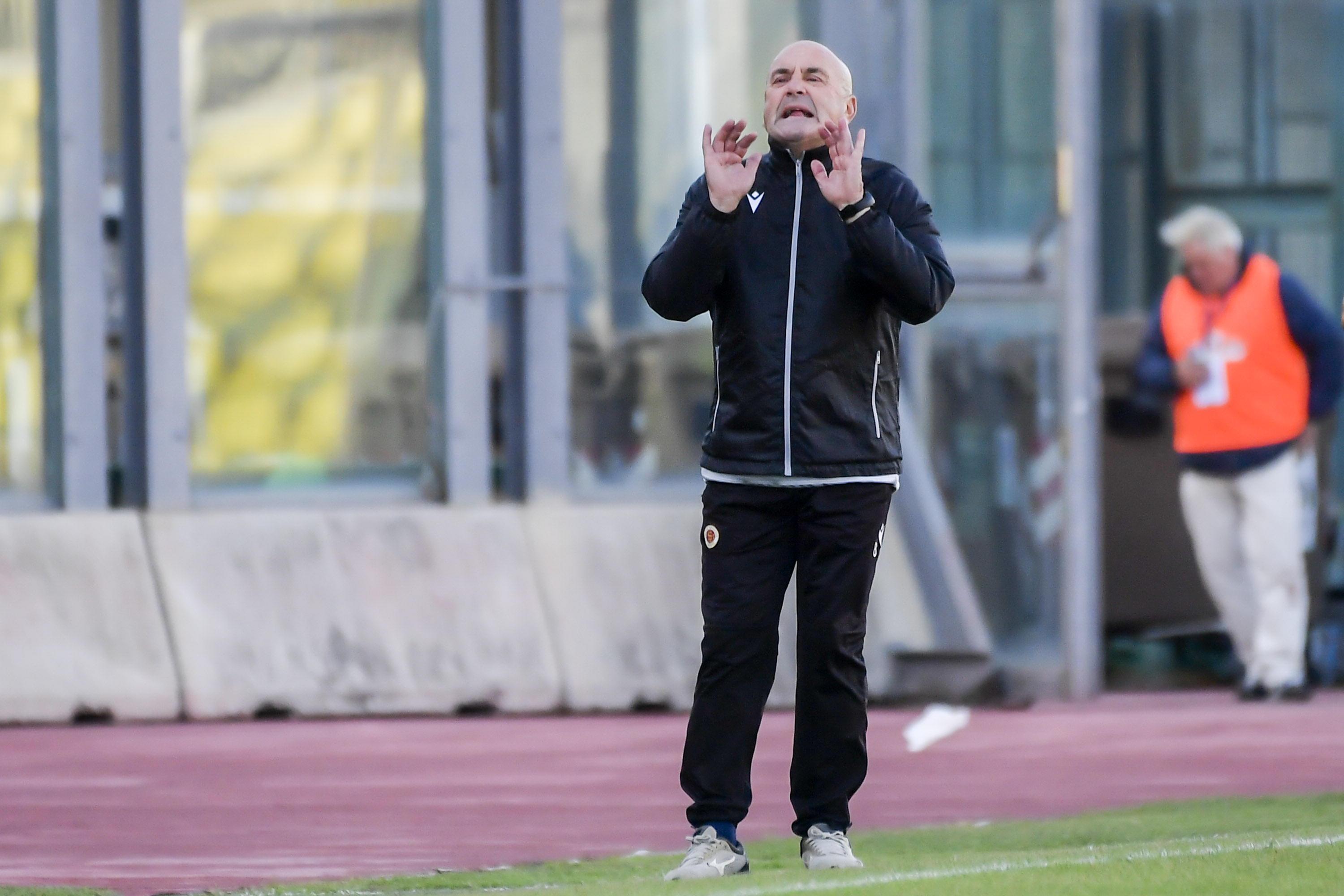 Livorno calcio, poche occasioni create e continui cambi di formazione: è crisi