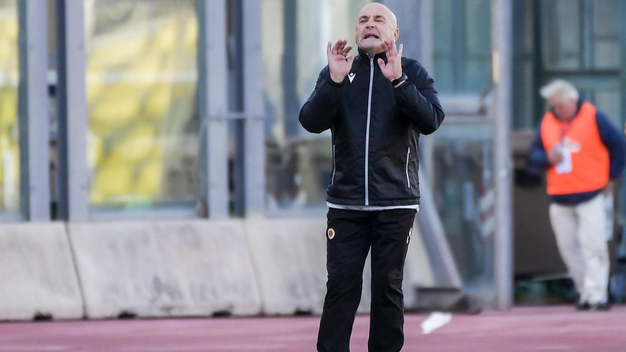 Livorno calcio, poche occasioni create e continui cambi di formazione: è crisi