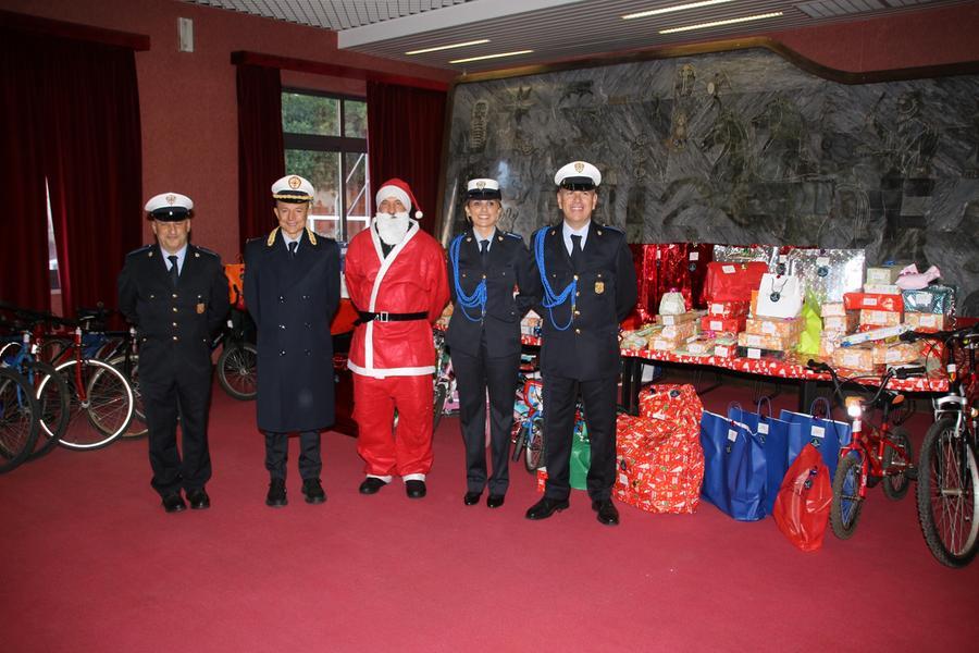 
	La consegna dei doni da parte della polizia locale in occasione del Natale 2022

