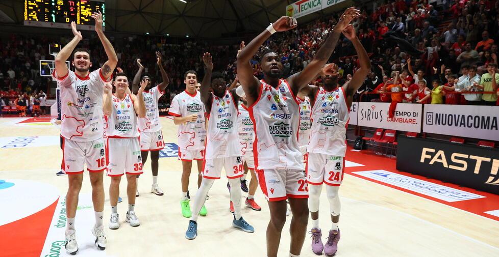 La festa del Pistoia Basket dopo la prima vittoria al PalaCarrara, arrivata domenica contro Venezia in precedenza imbattuta (foto Nucci)
