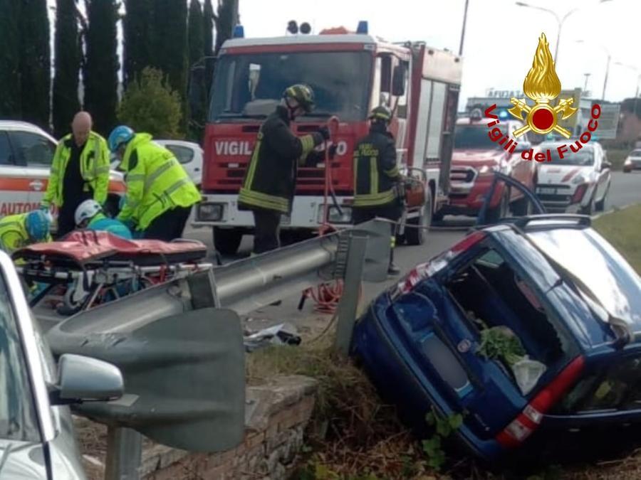 Terricciola, Scontro Tra Auto: Due Anziane Restano Prigioniere Nell ...