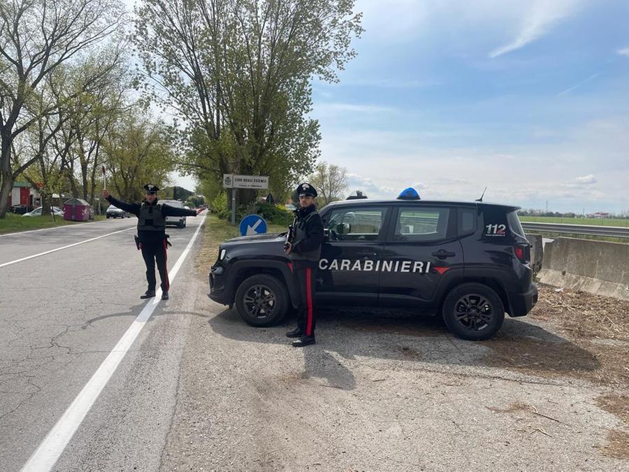 Codigoro. Ubriaco sulla Smart “affollata”: denunciato