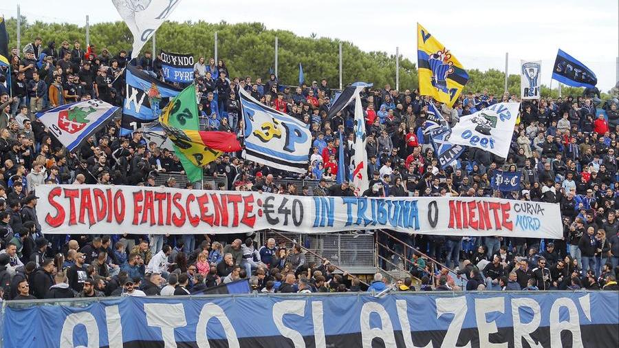 Lo striscione esposto sabato scorso dai tifosi della Curva Nord (foto Muzzi)