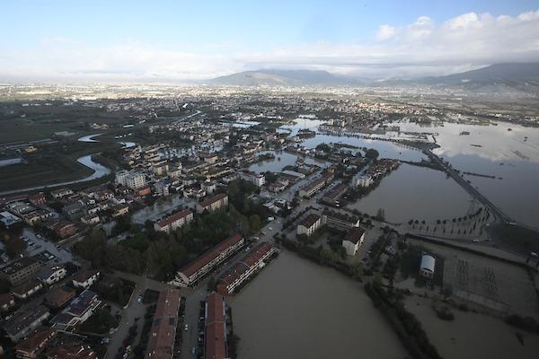 Alluvione in Toscana, Giani chiede la sospensione delle bollette e agevolazioni per i consumi di acqua
