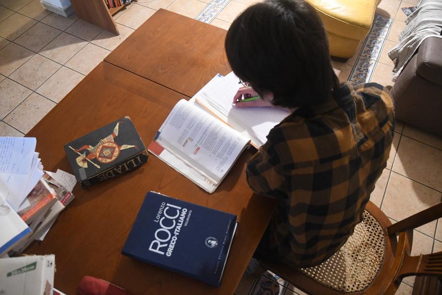 
	Uno studente impegnato coi compiti a casa

