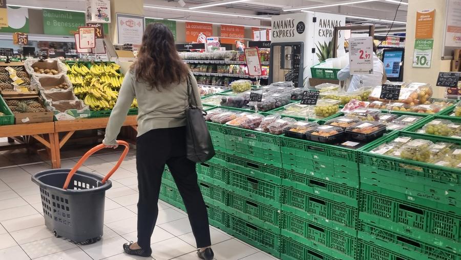 
	Una cliente in un supermercato Conad a Sassari

