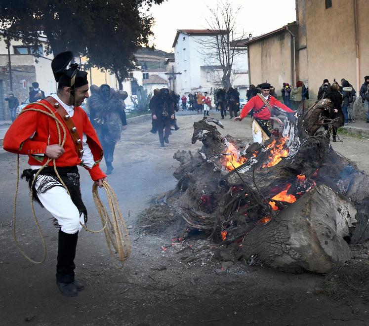 
	Issohadores (in primo piano) e Mamuthones a Mamoiada

