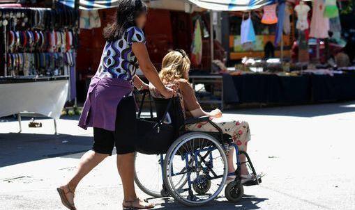 Carpi, si innamora della badante e le regala 300mila euro 