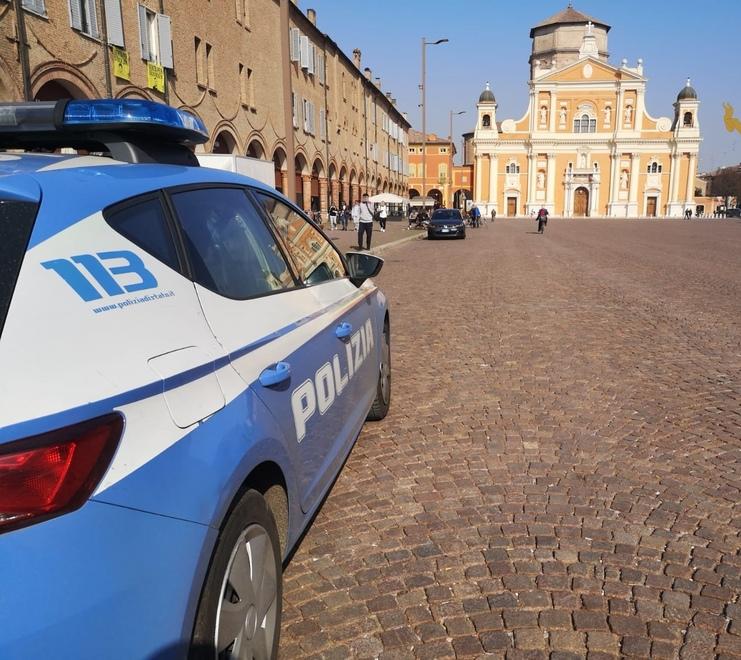 Carpi. Nello zaino cellulari, tablet e orologi: 21enne finisce nei guai per ricettazione 