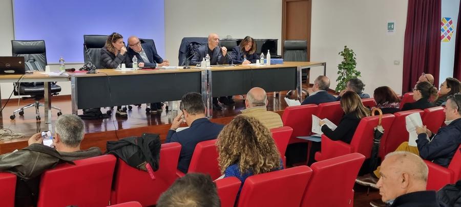 
	Un momento dell'incontro dei sindaci al Liceo Fermi di Nuoro (foto Locci)


