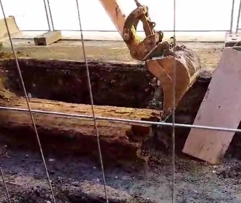 Modena. Rua Muro, una tubatura antica torna alla luce ed è subito distrutta 