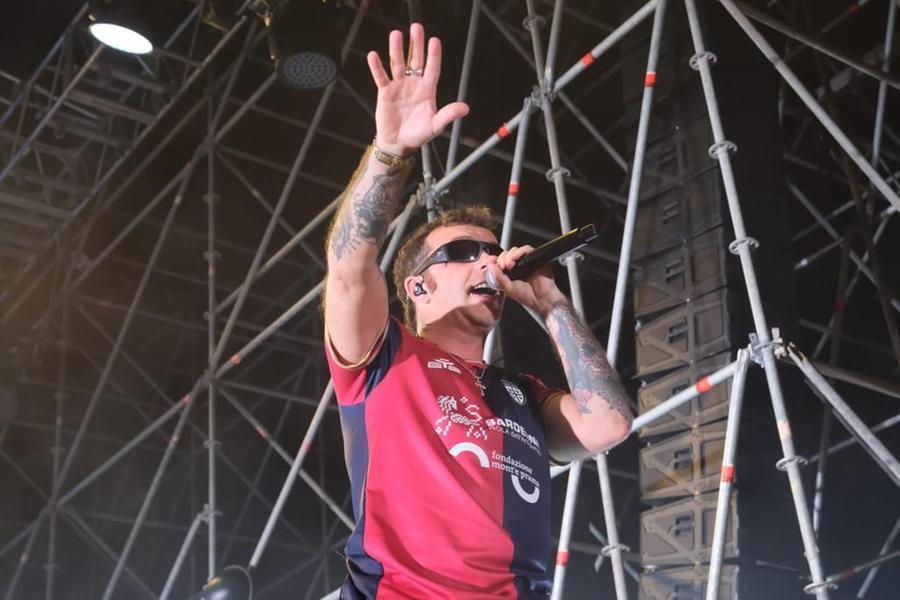 Salmo sul palco con la maglia del Cagliari Calcio