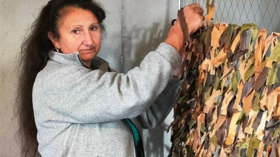 Svitlana e la sua lotta per l’Ucraina  «Faccio reti mimetiche per il fronte»