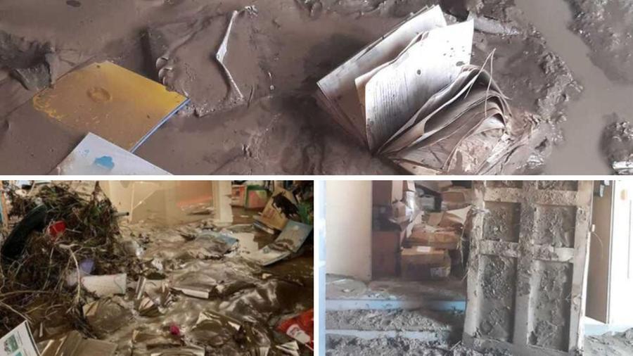 La devastazione all'interno della biblioteca di Campi Bisenzio