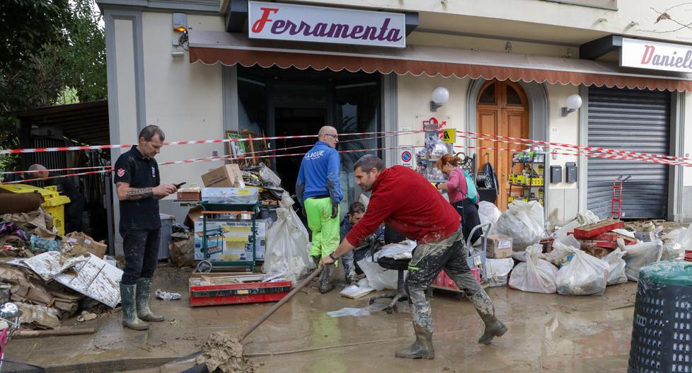 Alluvione a Campi, dal volantino truffa ai finestrini rotti: la paura degli sciacalli diventa psicosi