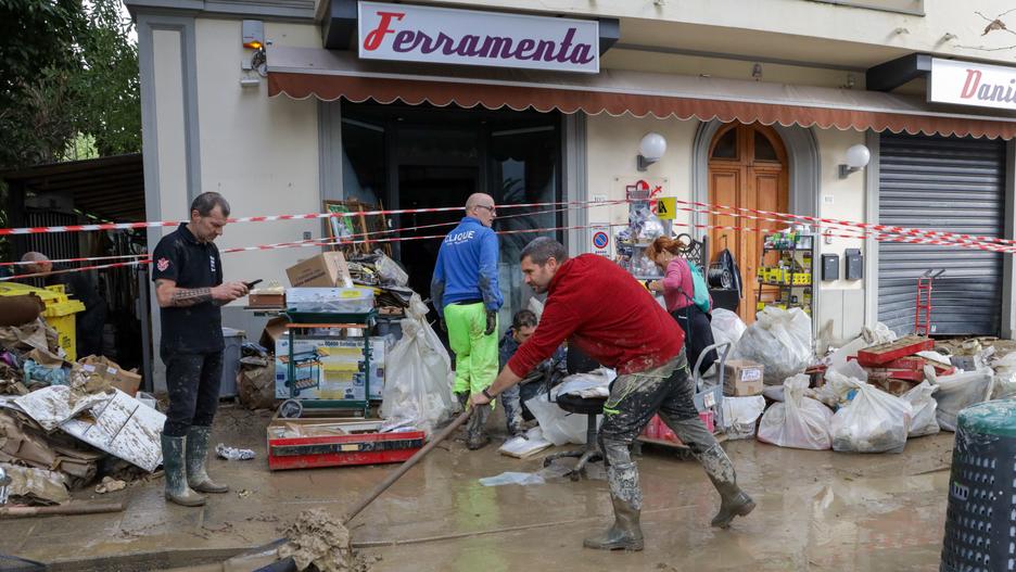 Alluvione a Campi, dal volantino truffa ai finestrini rotti: la paura degli sciacalli diventa psicosi
