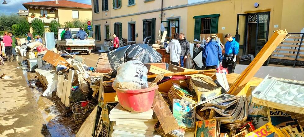 Alluvione a Campi, a San Piero va via l’acqua ma resta la catastrofe dei rifiuti: ce sono 35mila tonnellate