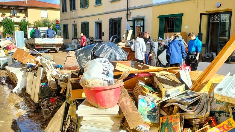 Alluvione a Campi, a San Piero va via l’acqua ma resta la catastrofe dei rifiuti: ce sono 35mila tonnellate
