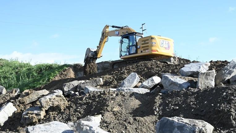 Pistoia, in attesa della pioggia è corsa contro il tempo per riparare gli argini dopo l’alluvione