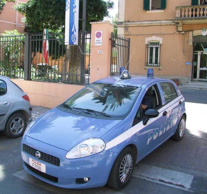 Un'auto della polizia fuori dal commissariato di Piombino (foto d'archivio)