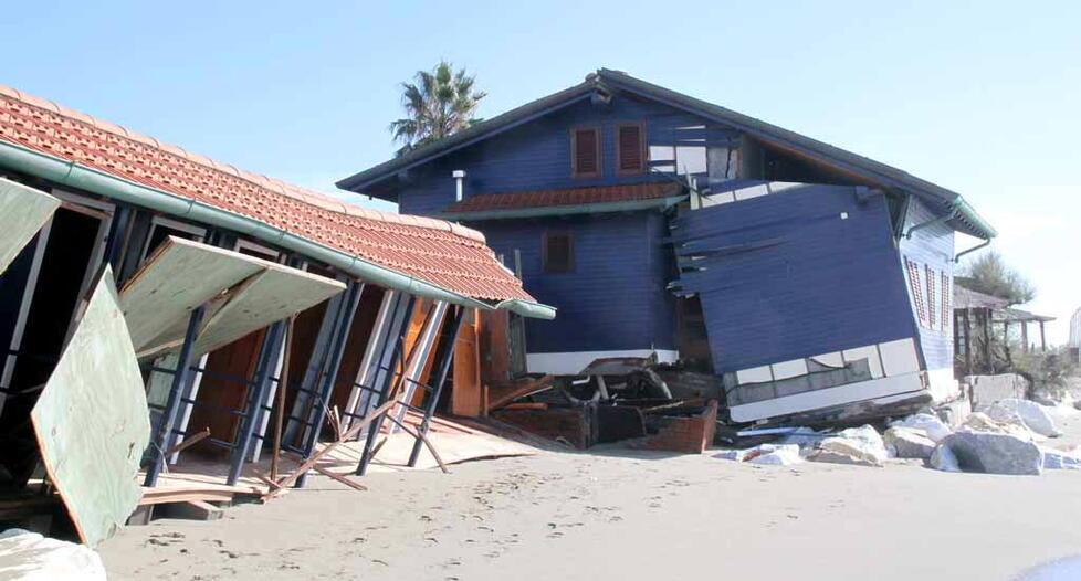 I danni della mareggiata dell’ottobre 2012 al bagno Palmo Mare di Ronchi
