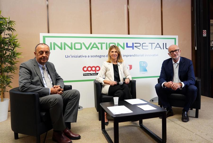 
	Al centro Antonella Grassigli, Ceo e Co-Founder Doorway; primo da sinistra&nbsp;Piero Canova, Direttore Generale di Unicoop Tirreno; a destra&nbsp;Fausto Caprini, Ceo&nbsp;di Retex (Foto Silvi)

