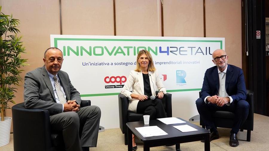 Al centro Antonella Grassigli, Ceo e Co-Founder Doorway; primo da sinistra Piero Canova, Direttore Generale di Unicoop Tirreno; a destra Fausto Caprini, Ceo di Retex (Foto Silvi)