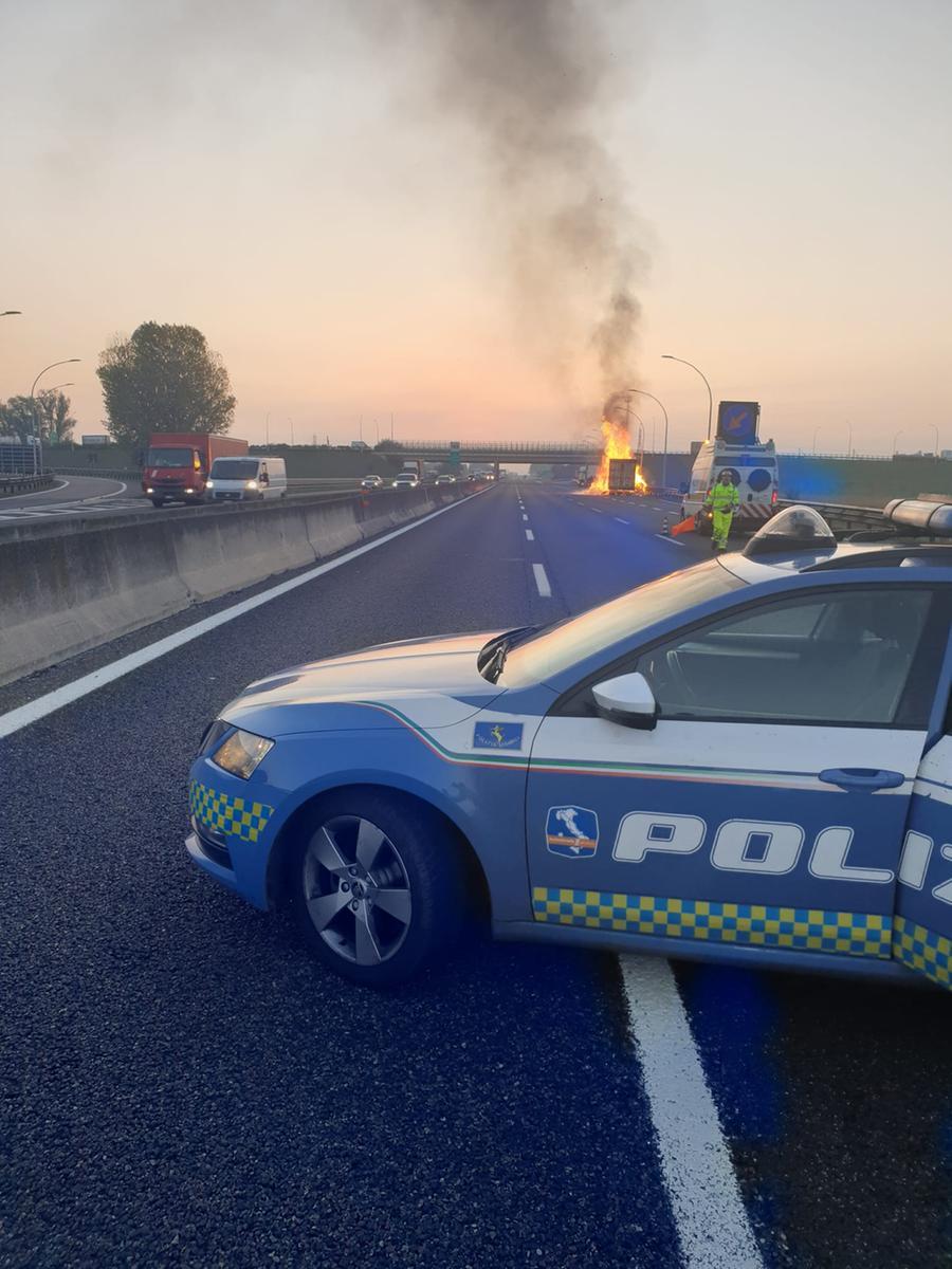 Camion In Fiamme Sull’A1, Traffico In Tilt: Riaperto Il Tratto Fra ...