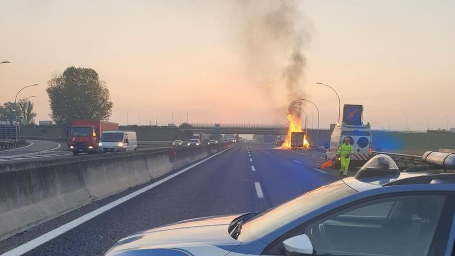 Camion in fiamme sull’A1, traffico in tilt: riaperto il tratto fra Reggio Emilia e Modena Nord