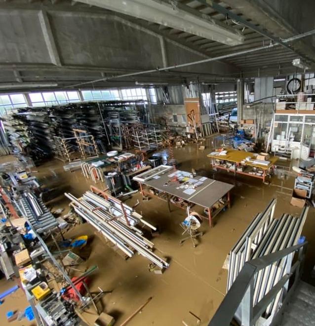 L’interno dell’officina col pavimento ricoperto