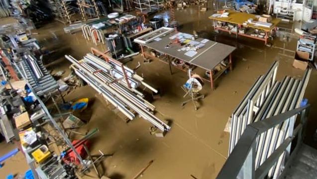 L’interno dell’officina col pavimento ricoperto