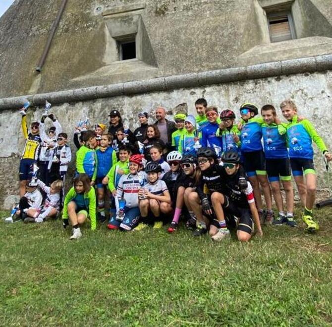 Un gruppo di partecipanti alla gimkana con il campione del mondo di ciclismo Paolo Bettini