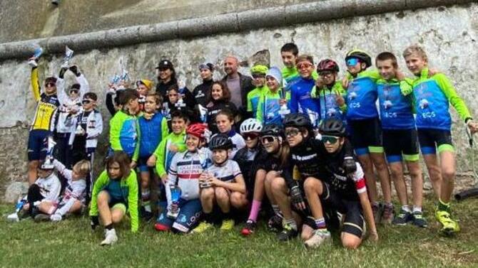Un gruppo di partecipanti alla gimkana con il campione del mondo di ciclismo Paolo Bettini