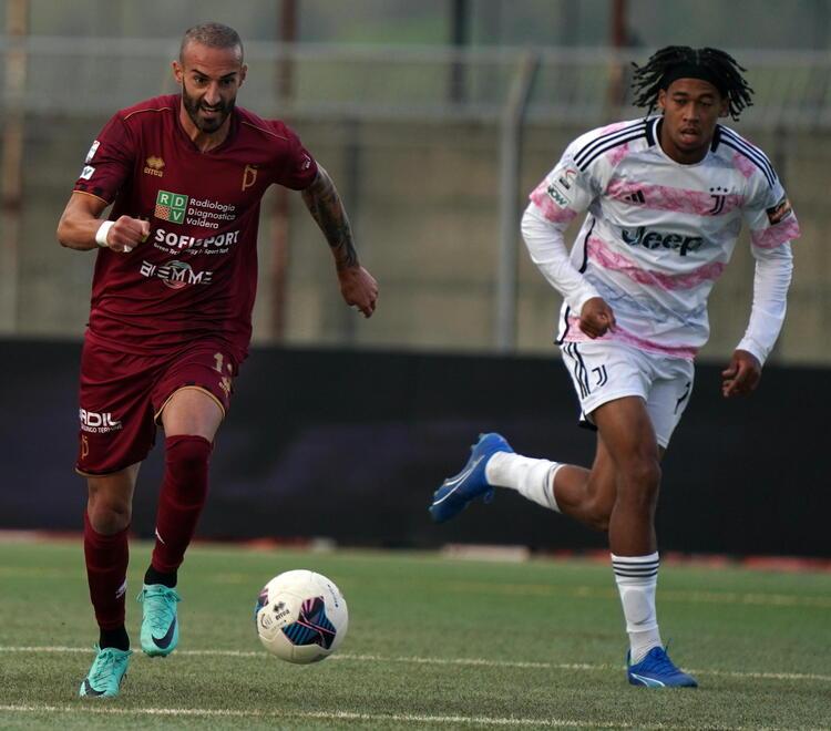 Giovanni Catanese in azione nel corso della partita vinta dai granata domenica scorsa al Manucci contro la Juventus Next Gen (foto Silvi)