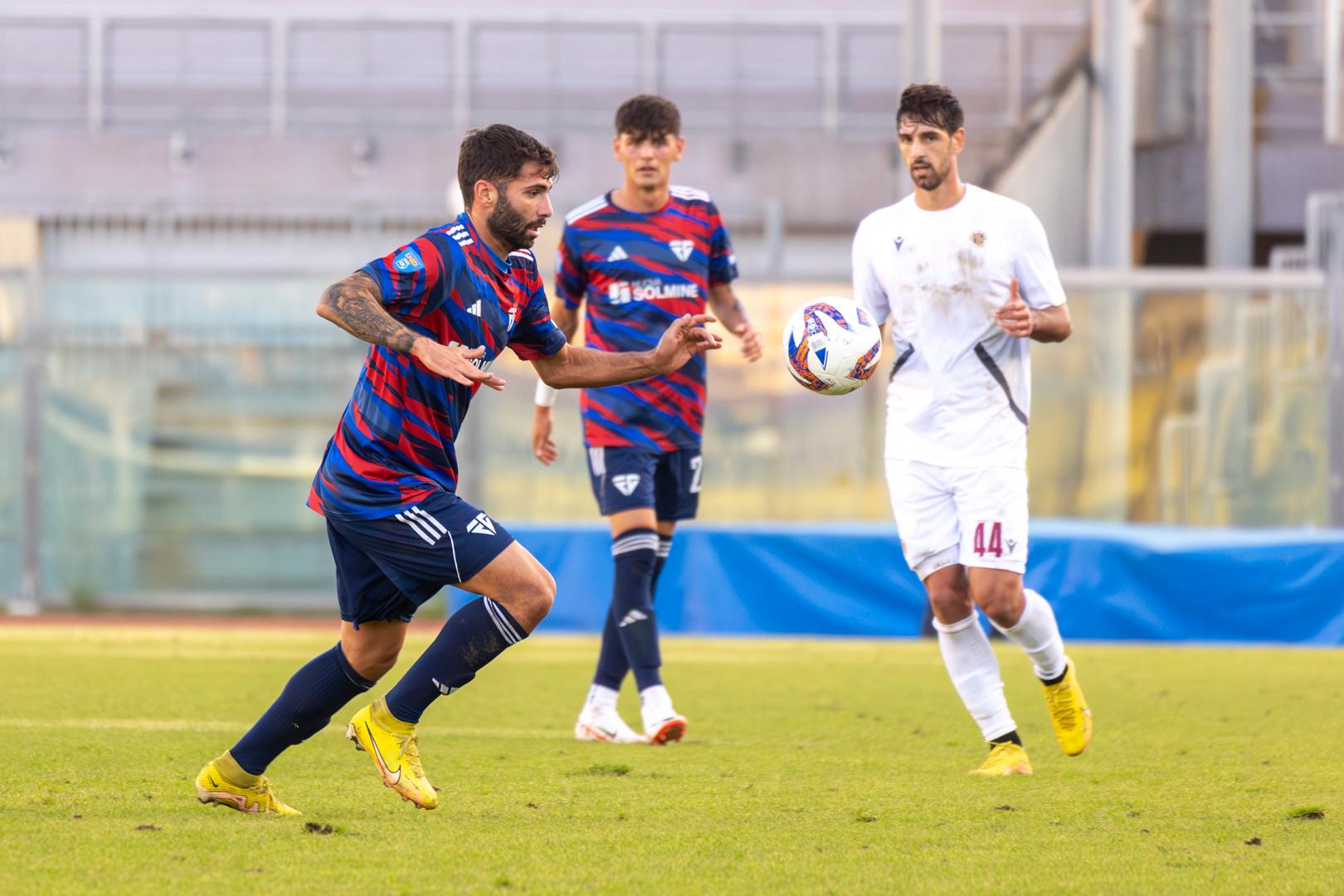 Maicol Origlio, centrocampista del FolGav in azione nella gara di domenica di Livorno