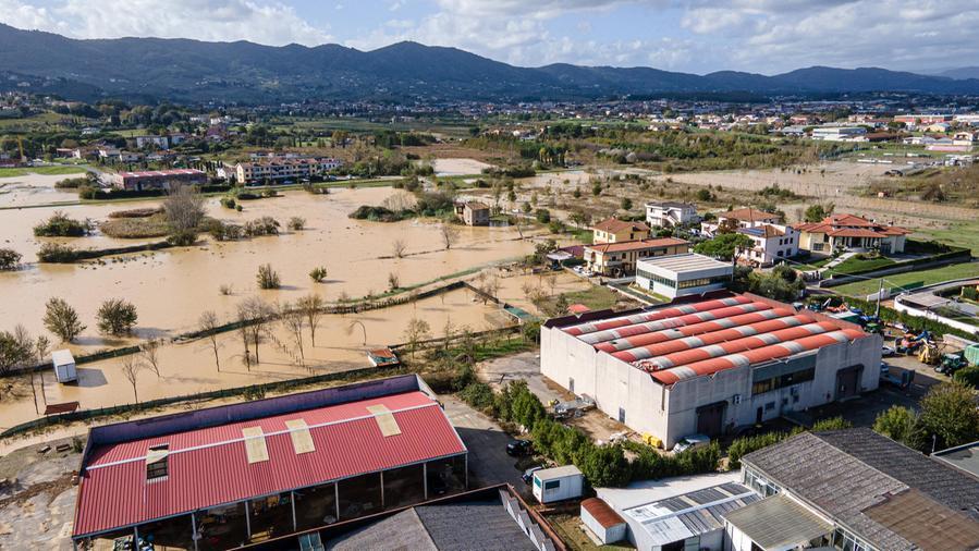 Alluvione a Quarrata, rubano a un negoziante che spala il fango: denunciati quattro ragazzi