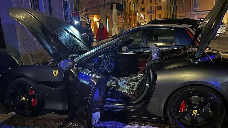 Ferrari a fuoco in via San Francesco a Carpi: camerieri e baristi con l’estintore<br type="_moz" />
