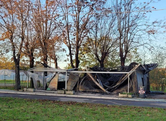 Rogo distrugge la baracchina davanti al cimitero nuovo di Sassuolo<br>
