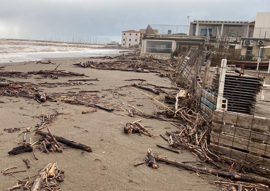 Marina di Cecina, danni per 300mila euro per la maxi mareggiata. Un tratto di spiaggia è scomparso