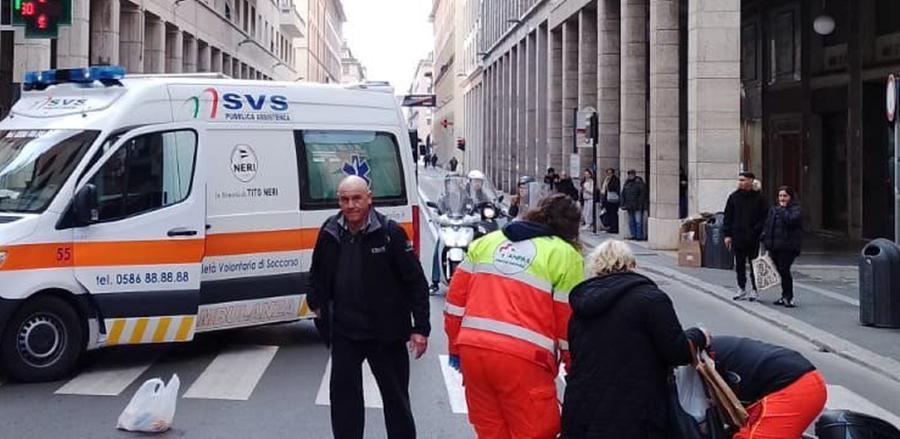 
	Volontari della Svs in via Grande per un soccorso (foto d'archivio)

