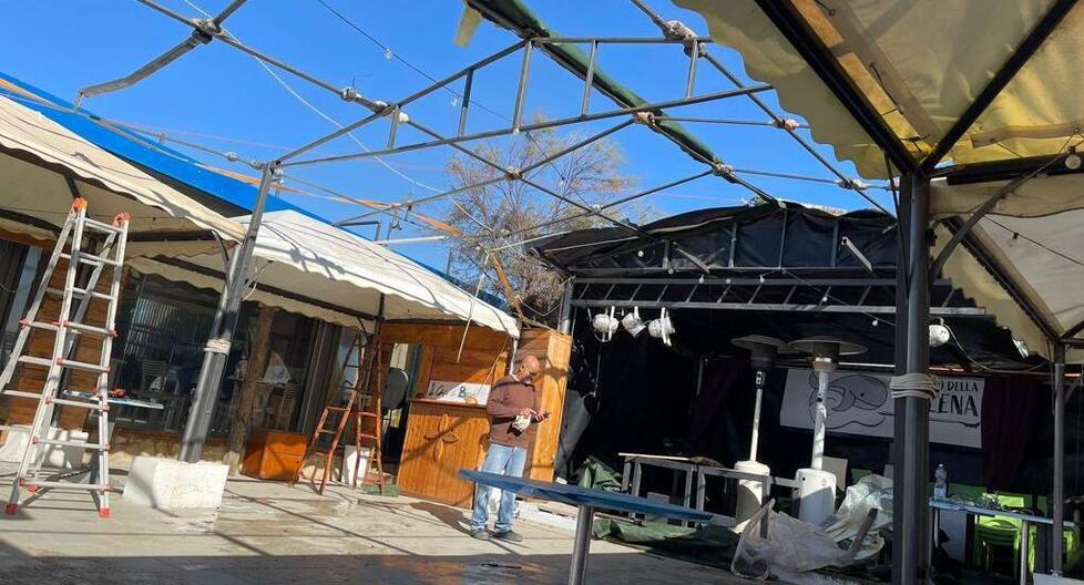 Il Lunabanana (la Casa della Balena) scoperchiato dal vento e dalla mareggiata