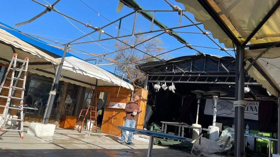 Il Lunabanana (la Casa della Balena) scoperchiato dal vento e dalla mareggiata