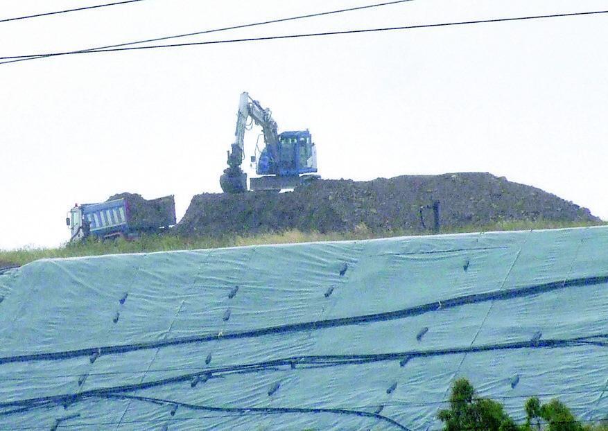 Un mezzo meccanico al lavoro nella discarica di Ischia Crociano (foto Paolo Barlettani)