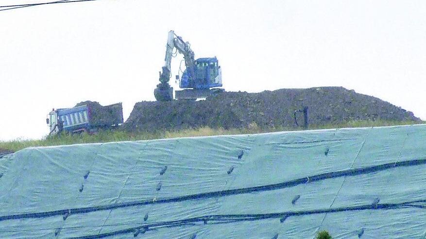 Un mezzo meccanico al lavoro nella discarica di Ischia Crociano (foto Paolo Barlettani)