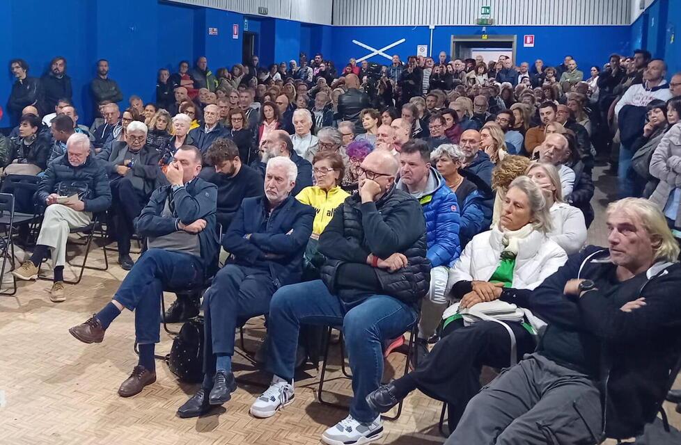 Nella foto un momento dell’assemblea pubblica che si è svolta martedì all’ex cinema Don Bosco di Marina promossa da Confcommercio Provincia di Pisa